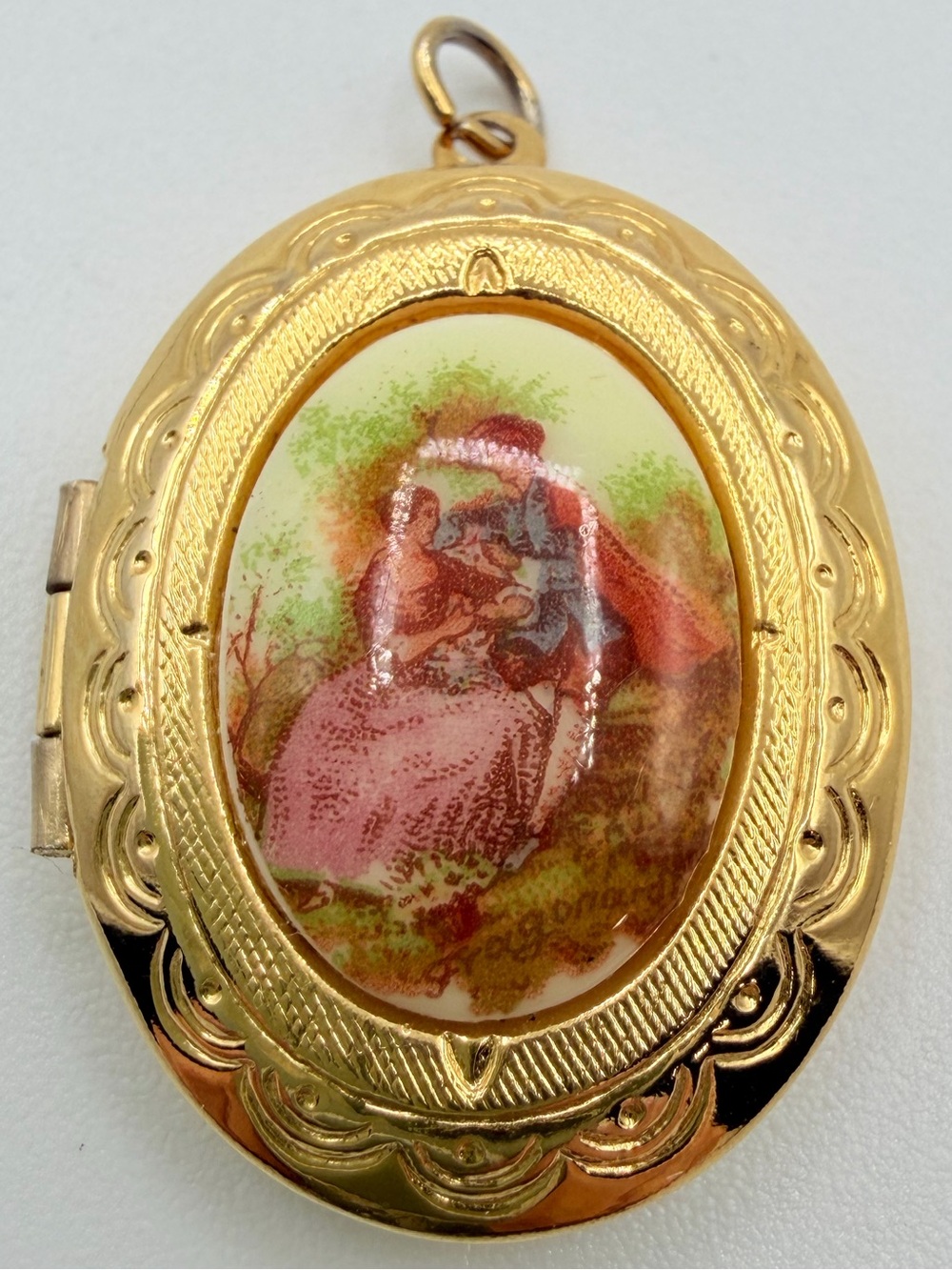 Vintage Gold Tone Oval Photo Locket Pendant – Romantic Couple
